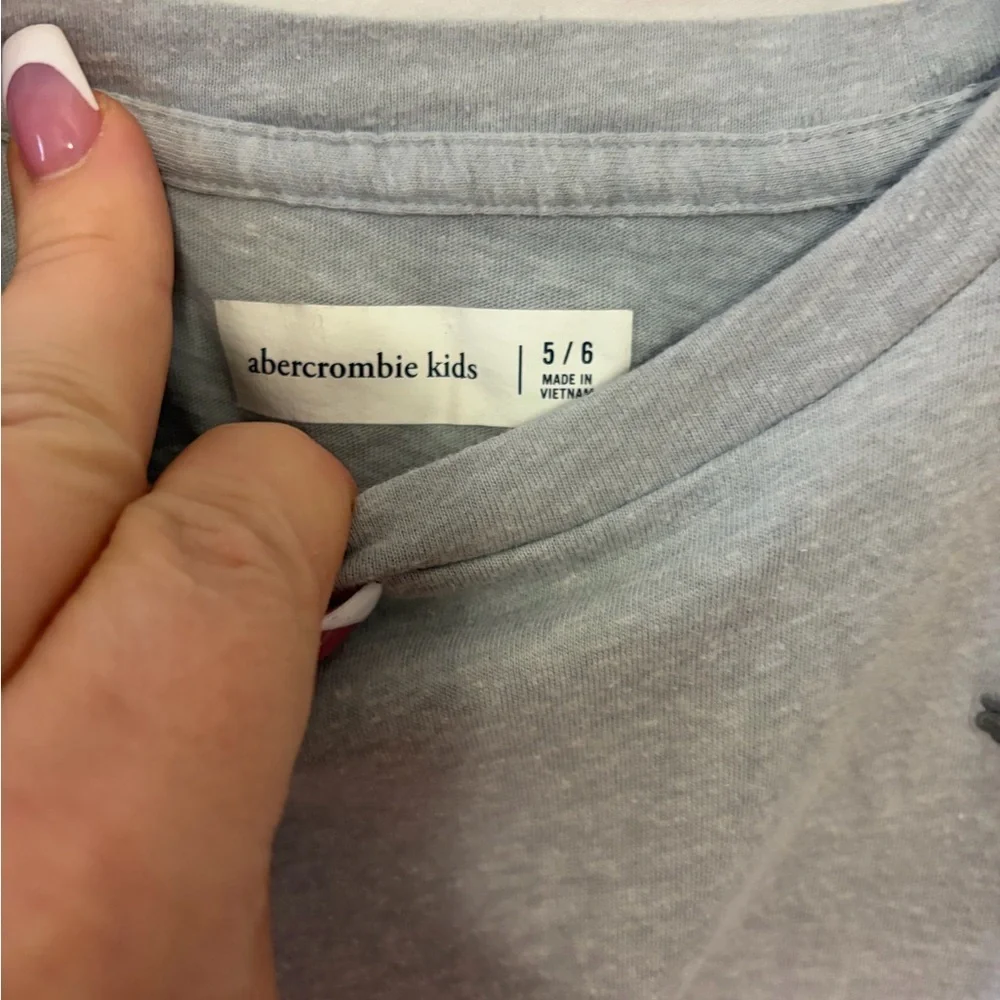 Abercrombie Kids Light Gray Short Sleeve Tee size 5/6